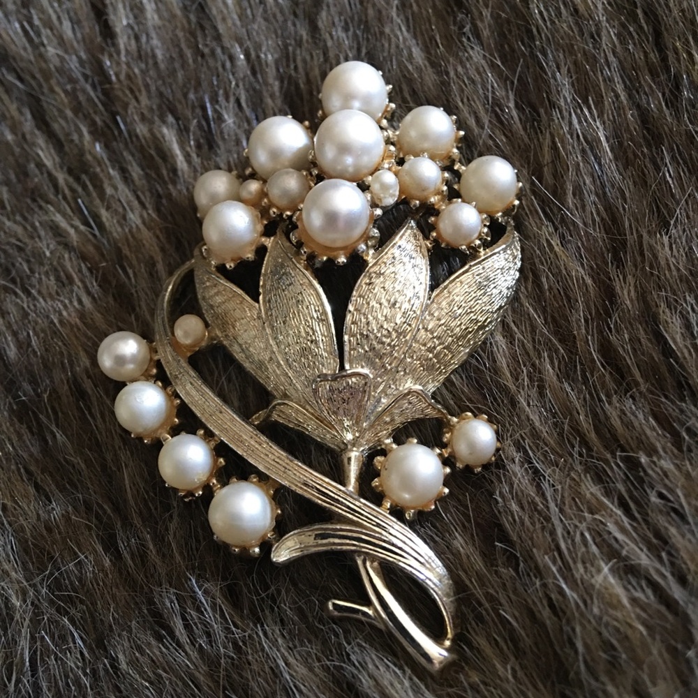 Vintage 50s Coro faux pearl gold cluster brooch